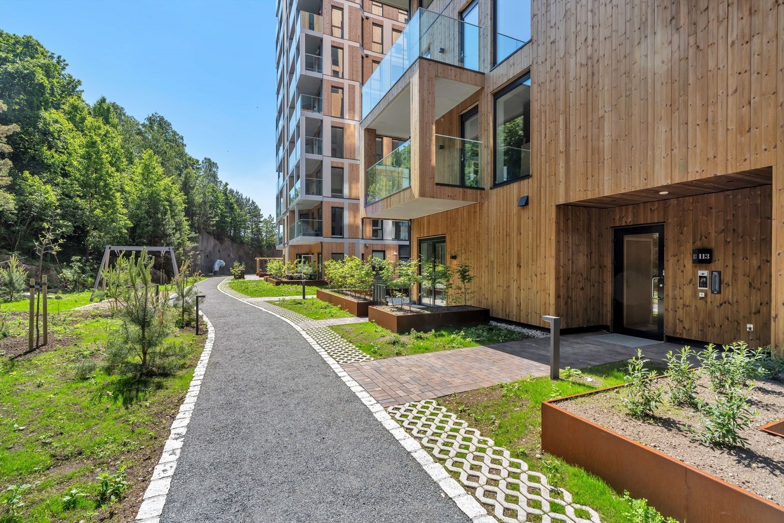 Parkmessig opparbeidet fellestomt i bakkant av byggene Galleribilde