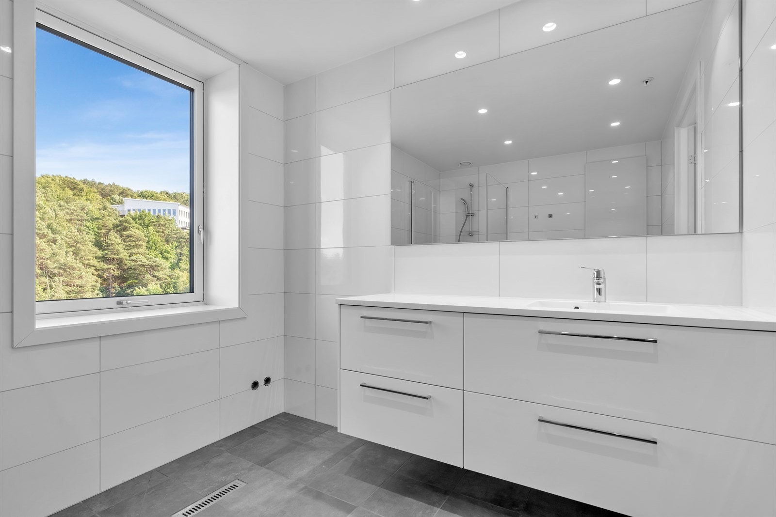 Stilren innredning og eget opplegg for badekar Galleribilde