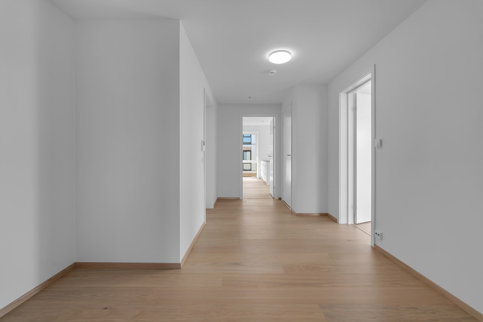 Entré har dørtelefon med videovisning, vannbåren gulvvarme og inngang gjestebad Galleribilde