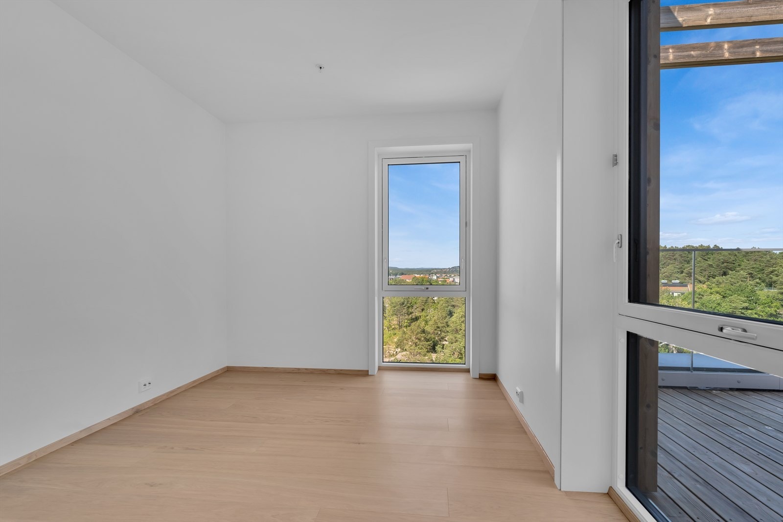 Soverom 2 vender nordøst mot terrassen Galleribilde