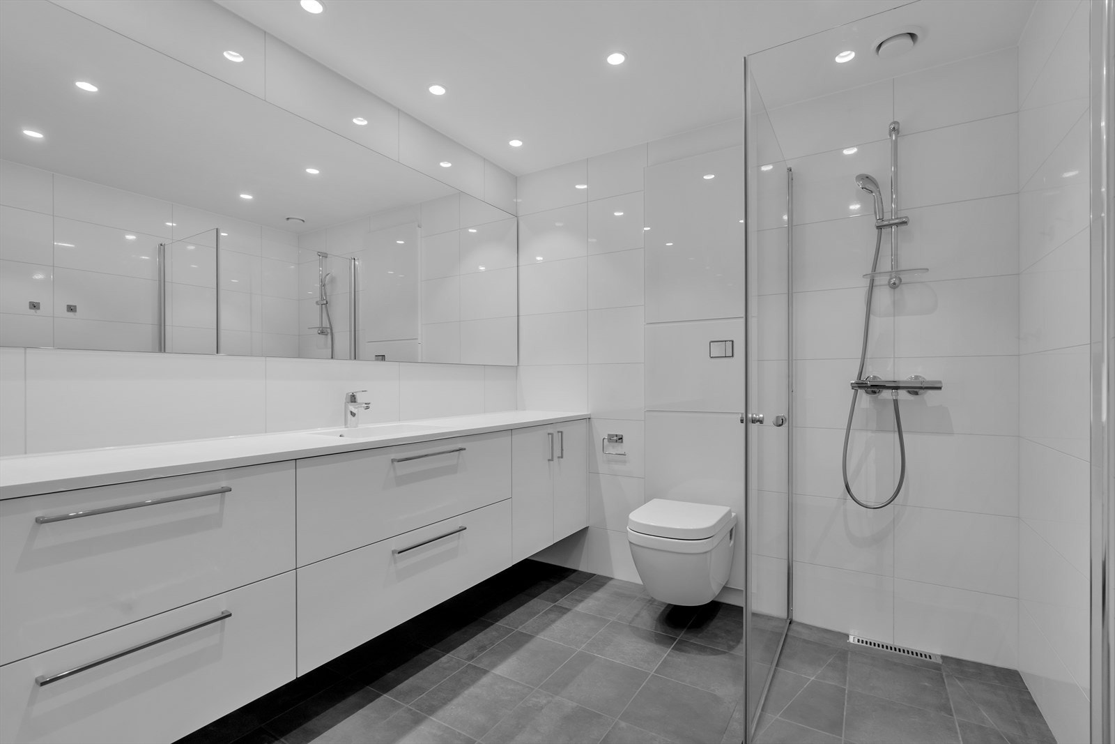 Helfliset, stilrent gjestebad med gulvvarme, romslig innredning, vegghengt wc og dusj Galleribilde