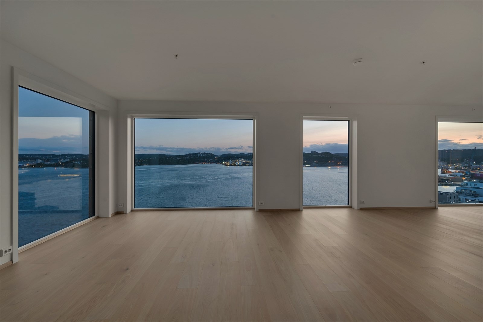 Stue med store vindusflater Galleribilde