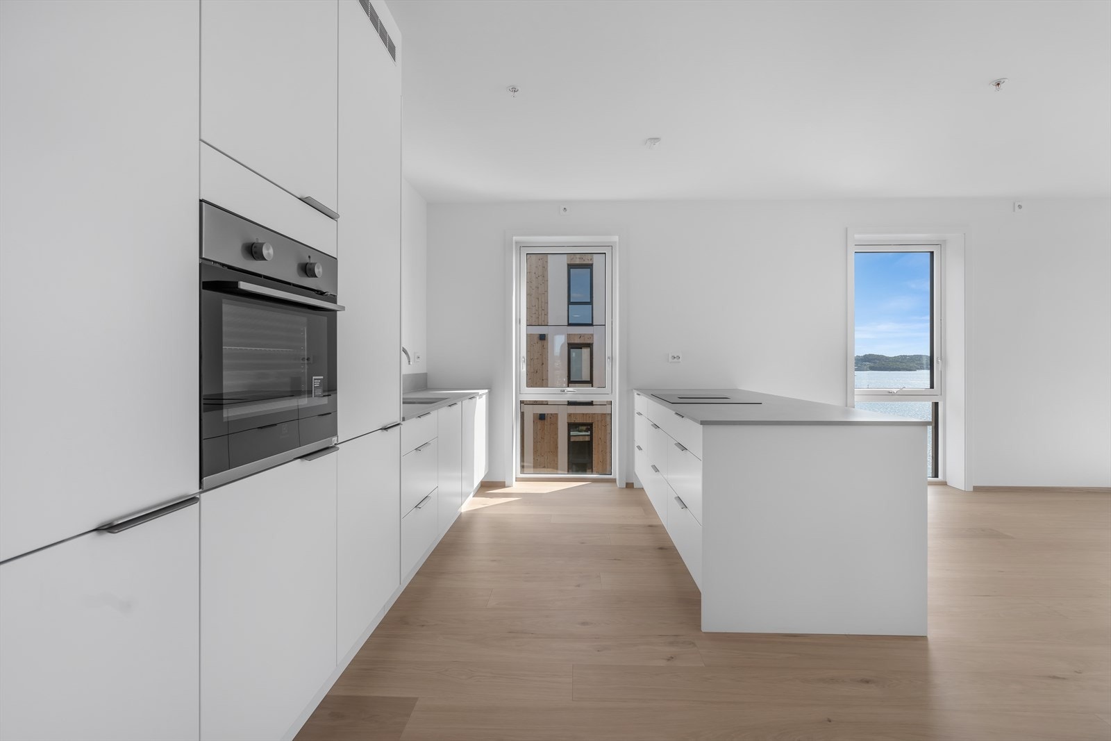 Slett innredning med god skap- og benkeplass Galleribilde