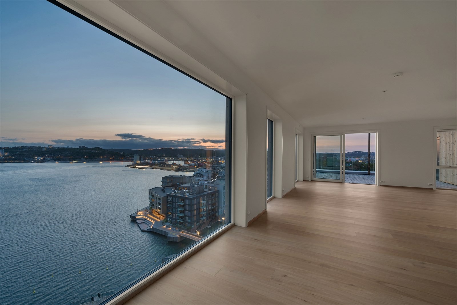 Vinduer i front vender vest Galleribilde