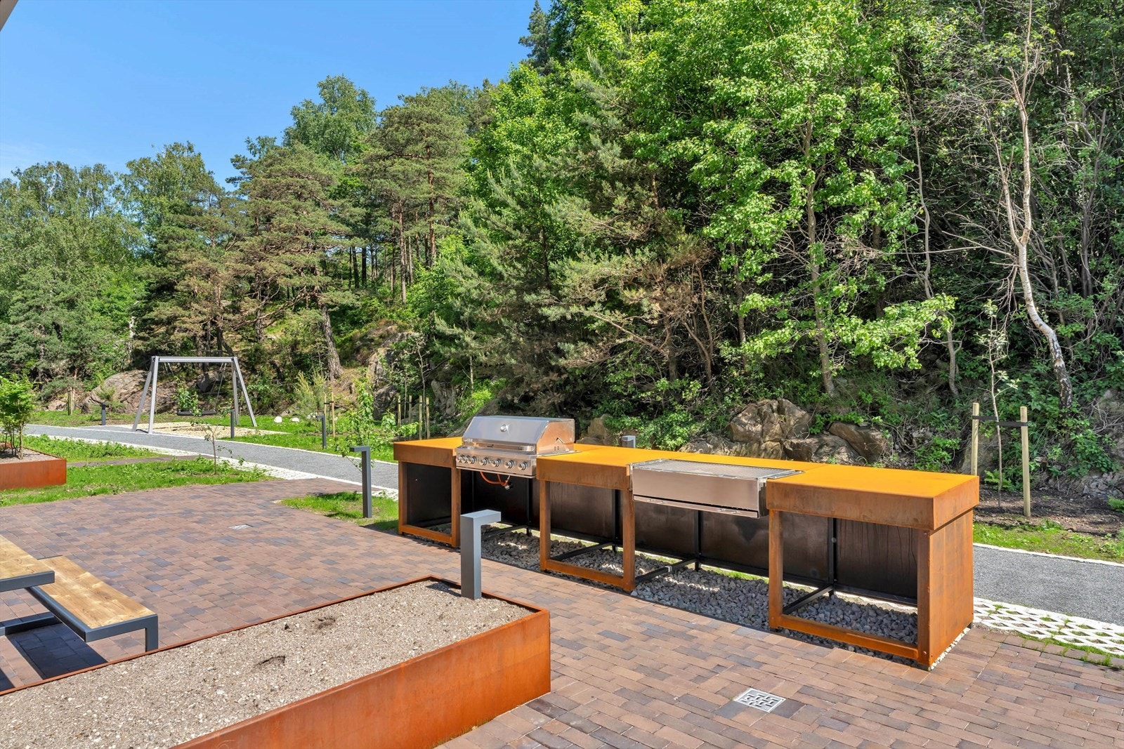 Felles uteplass med sittegrupper og grill Galleribilde