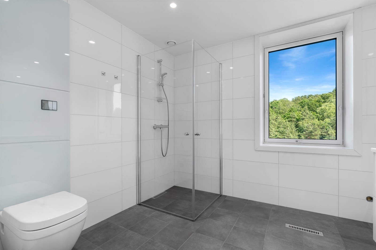 Gulvvarme, vegghengt wc og dusjnisje Galleribilde