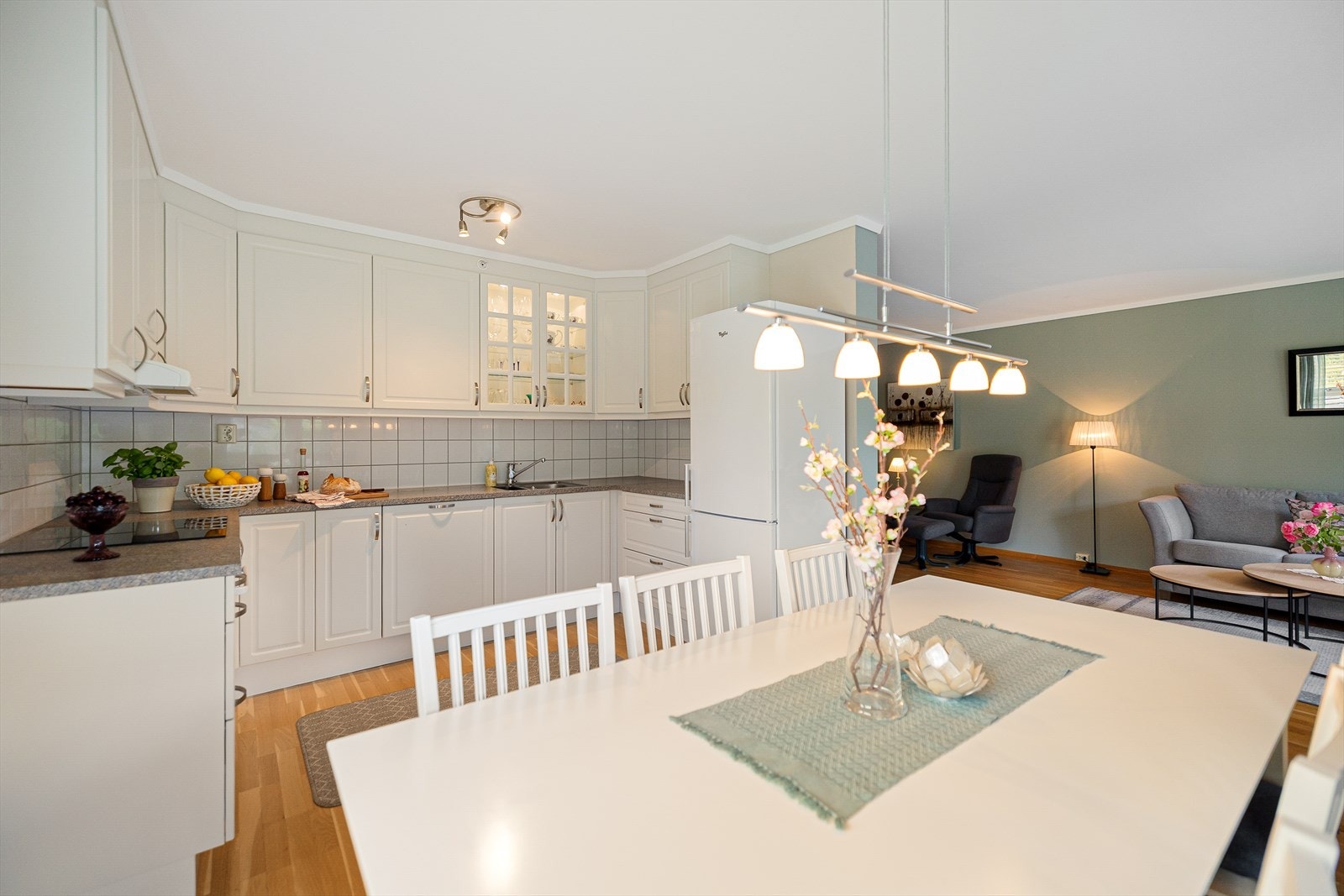 Kjøkkenet er både praktisk og estetisk tiltalende, med godt planlagte løsninger som gjør matlagingen både enkel og komfortabel. Galleribilde