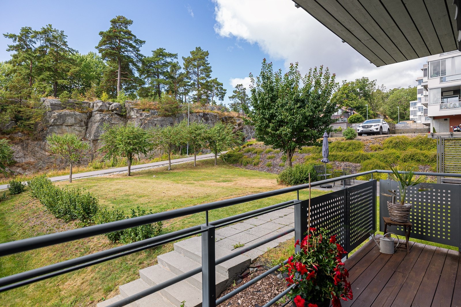 Takoverbygget gir både beskyttelse og privatliv, slik at du kan nyte utelivet uavhengig av værforholdene. Den åpne utsikten gir en følelse av romslighet og friluftsliv, og med god plass til møbler kan du enkelt skape et koselig uteområde. Galleribilde