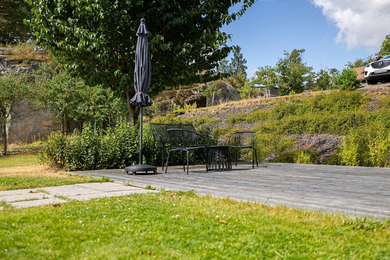 For deg som ønsker en lettstelt hverdag, er det verdt å merke seg at borettslaget har inngått avtale med profesjonelle aktører for gartnerarbeid, og kjøpt inn robotklipper. Galleribilde