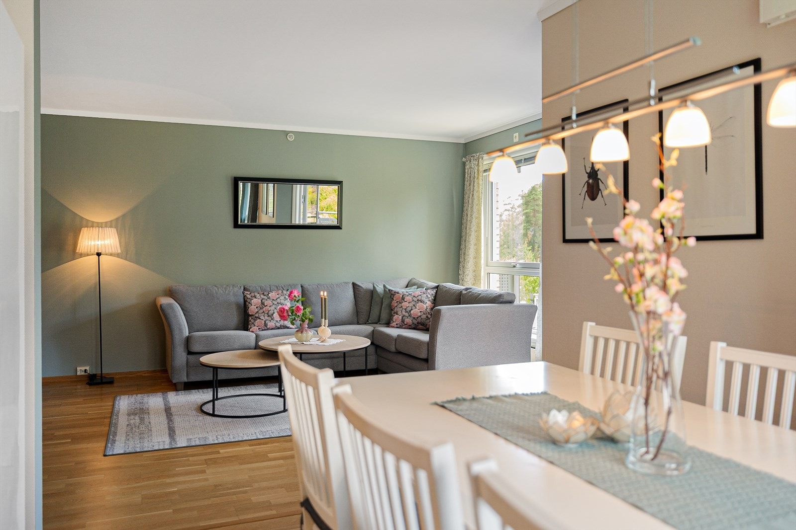 Mellom stuen og kjøkkenet finner du en fin og romslig spiseplass, ideell for både hverdagsmåltider og festlige anledninger. Galleribilde