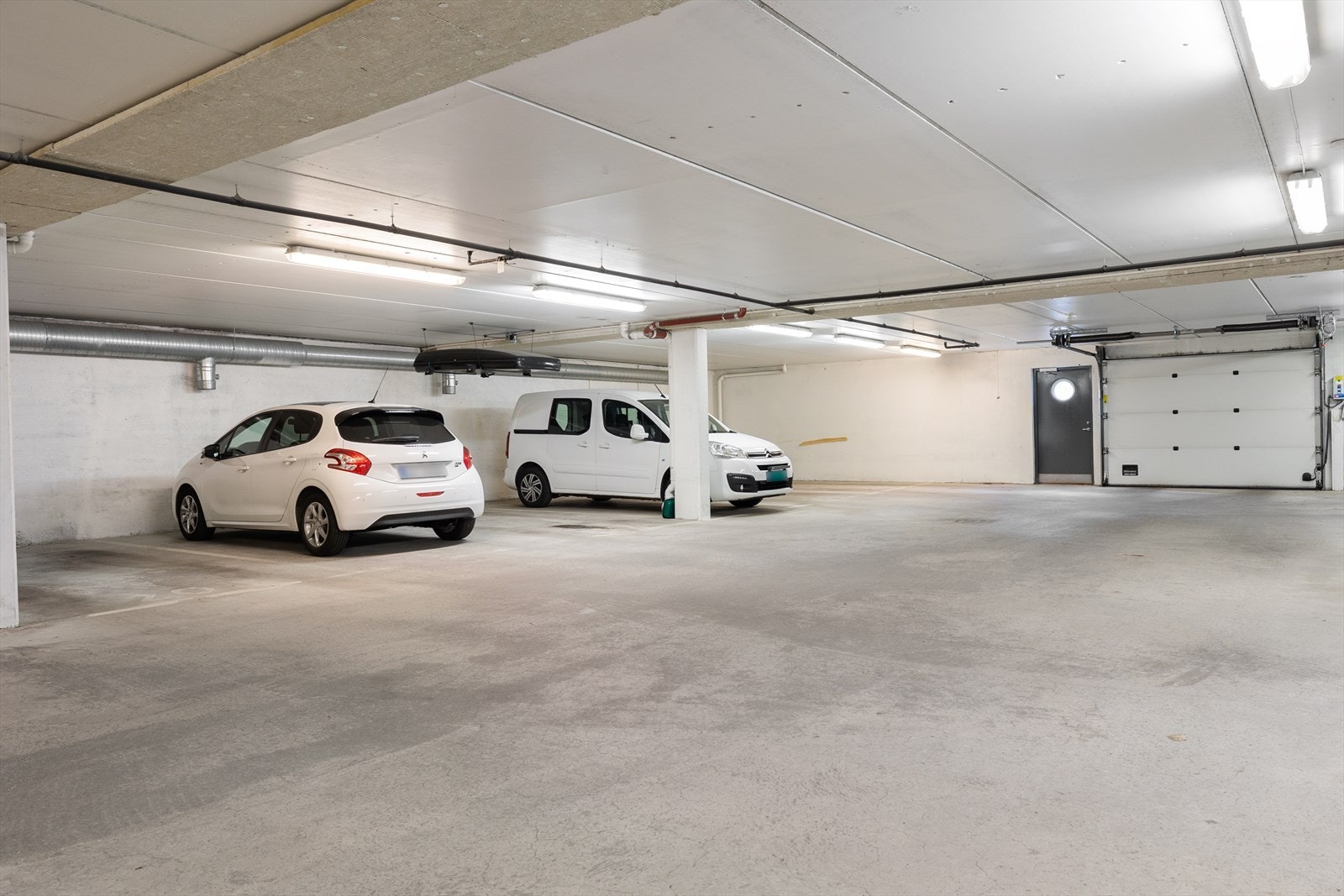 Det medfølger en fast garasjeplass i byggets felles garasjekjeller, som gir trygg og praktisk parkering med direkte adkomst til heis. Galleribilde