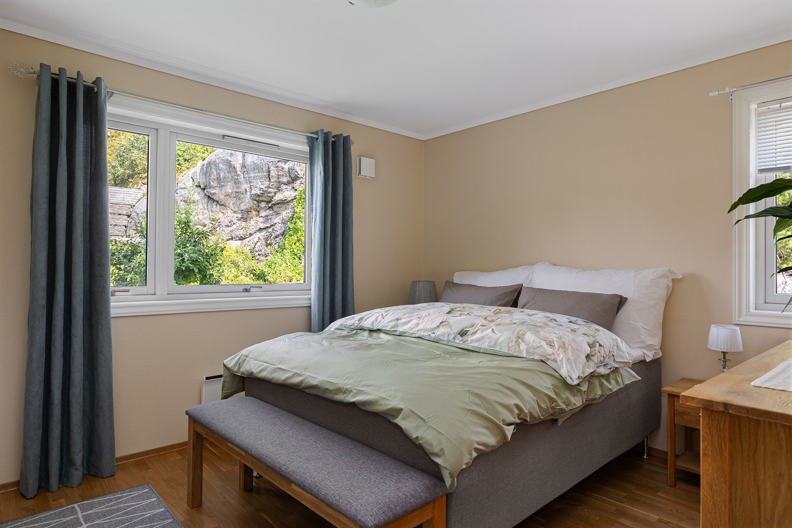 Hovedsoverommet er lyst og innbydende, med god plass til både seng og øvrig møblering. Det er utstyrt med et praktisk garderobeskap som gir rikelig med oppbevaringsplass til klær og tilbehør, og bidrar til et ryddig og organisert rom. Galleribilde