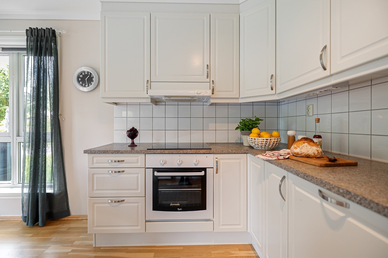 Kjøkkenet er designet for å møte både praktiske behov og estetiske krav, og skaper et rom som både er funksjonelt og innbydende - perfekt for både hverdagsbruk og spesielle matlagingsstunder. Galleribilde