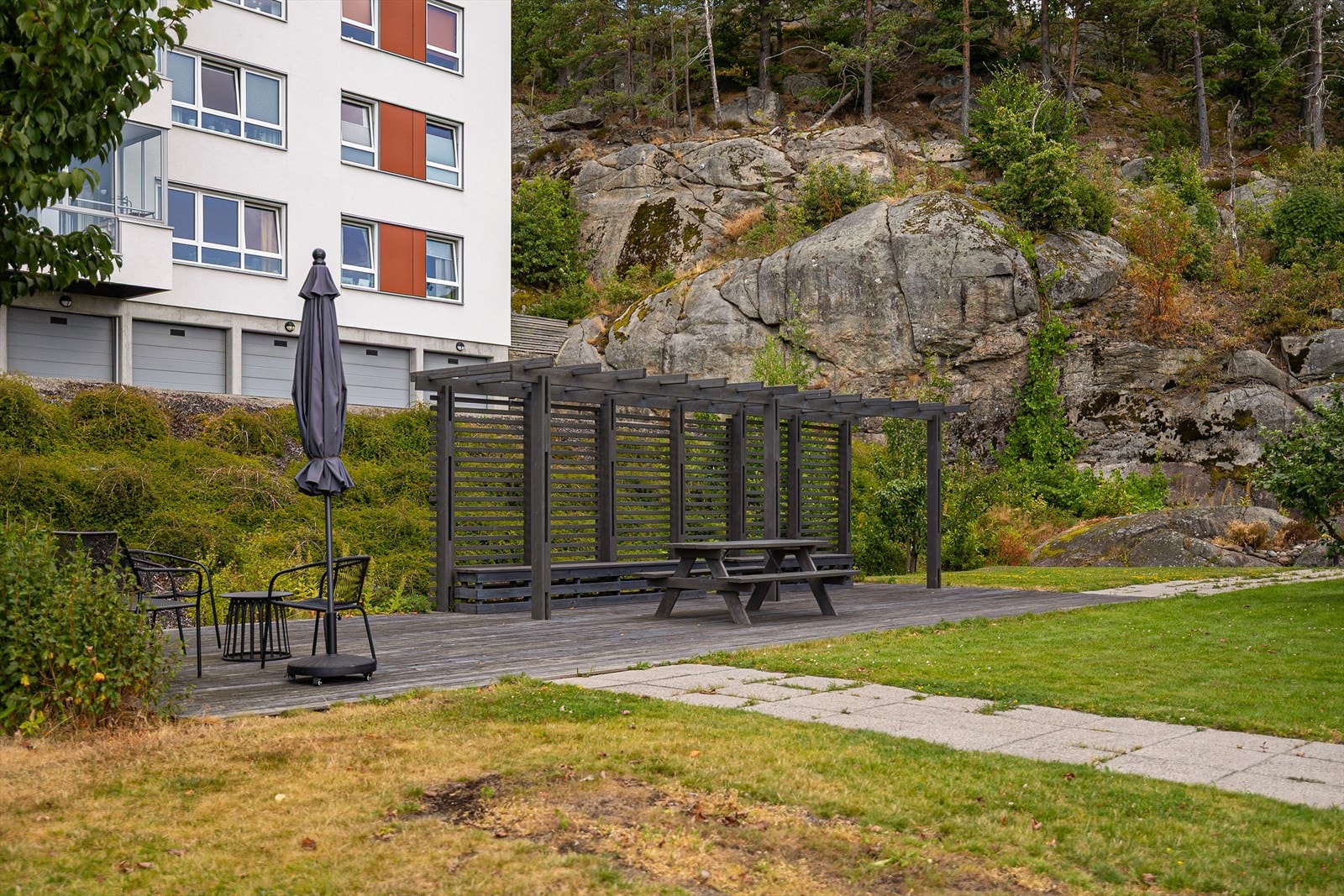 Du kan nyte årstidene i rolige omgivelser, og de hellebelagte gangstiene gjør det enkelt å bevege seg rundt på eiendommen - både praktisk og pent! Galleribilde