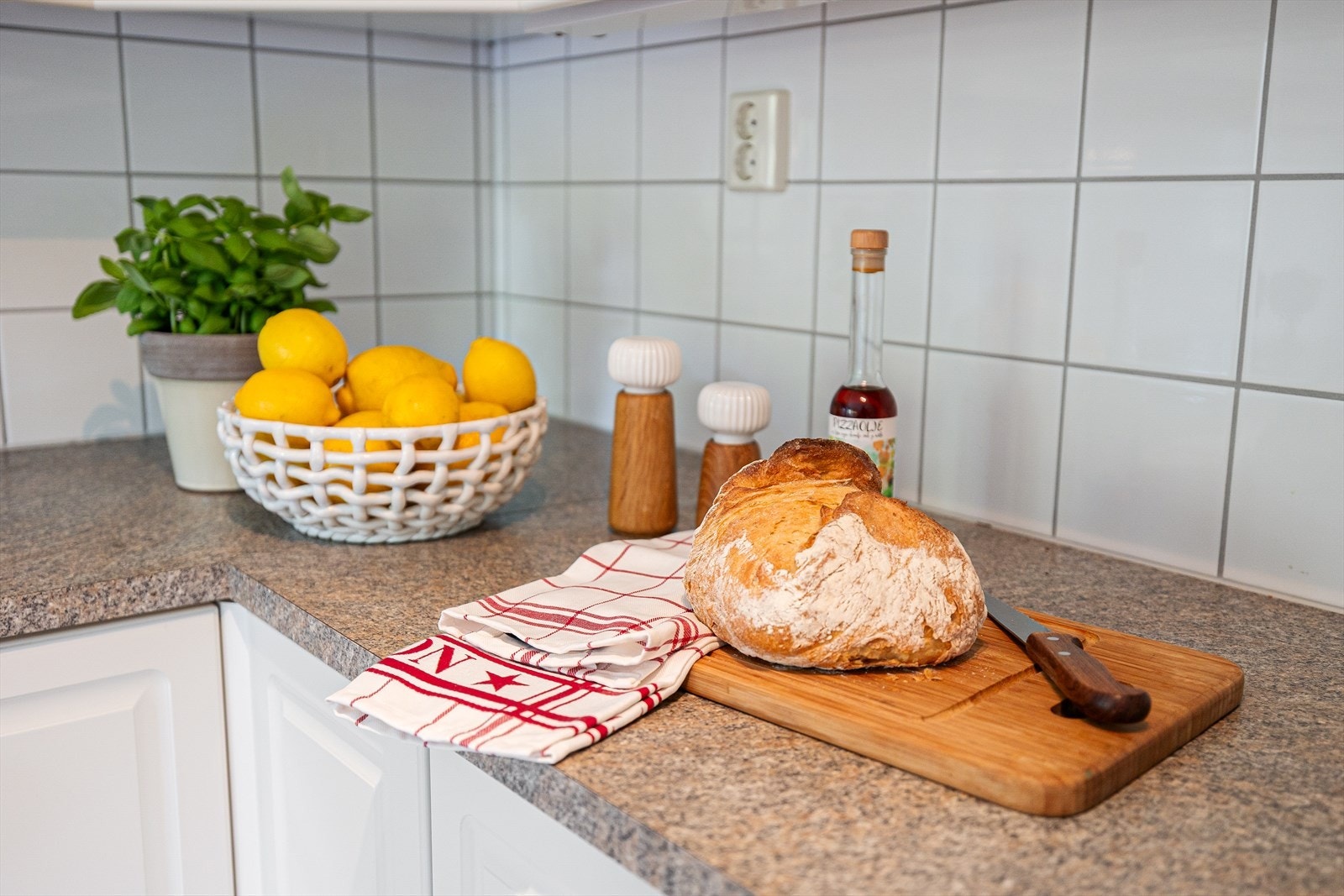 Kjøkkenet har en fin og romslig arbeidsbenk som gir deg god plass til å forberede mat, bake eller utføre andre kjøkkenaktiviteter. Galleribilde