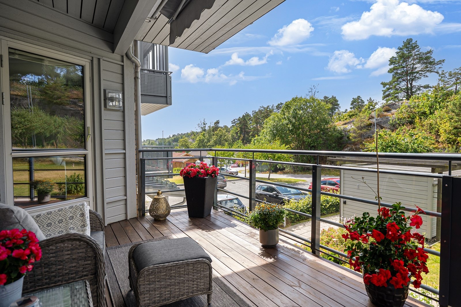 Den solrike plassen gir deg en unik mulighet til å skape ditt eget uteområde - enten du ønsker å dyrke planter, grille eller bare nyte en kopp kaffe i fredelige omgivelser. Galleribilde