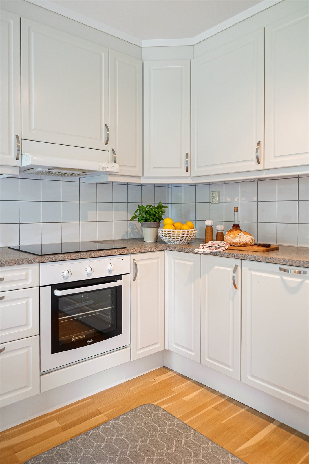 Det mekaniske avtrekksanlegget sørger for at du alltid har et friskt inneklima, og hindrer lukt i å spre seg i resten av boligen. Dette gir en ren og komfortabel atmosfære, uansett hva du lager på komfyren. Galleribilde