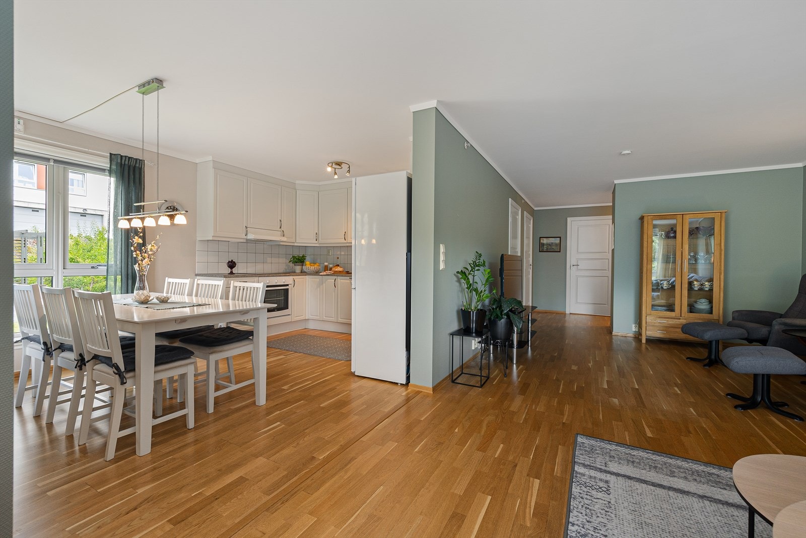 Denne åpne planløsningen skaper en naturlig flyt mellom rommene. Kjøkkenet er lett tilgjengelig fra stuen, noe som gjør det perfekt for matlaging og underholdning på samme tid, samtidig som det beholder en følelse av intimitet og ro. Galleribilde