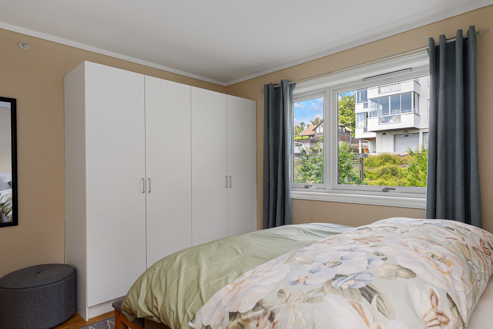 Den enkle og stilrene innredningen skaper en rolig og avslappende atmosfære, perfekt for en god natts søvn. Dette er et soverom som kombinerer både komfort og funksjonalitet, og gir deg et personlig og behagelig rom å trekke deg tilbake til. Galleribilde