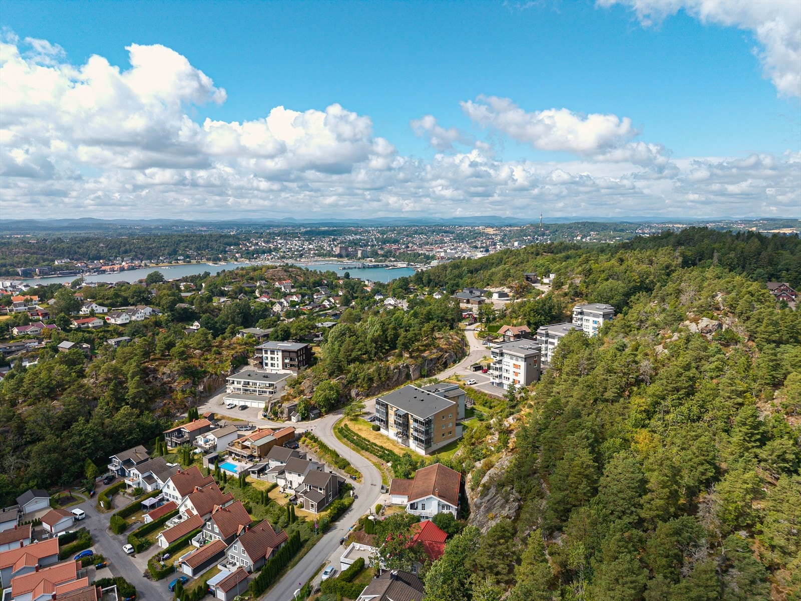 Omgivelsene er rolige og idylliske, samtidig som det er kort vei inn til sentrum. Galleribilde
