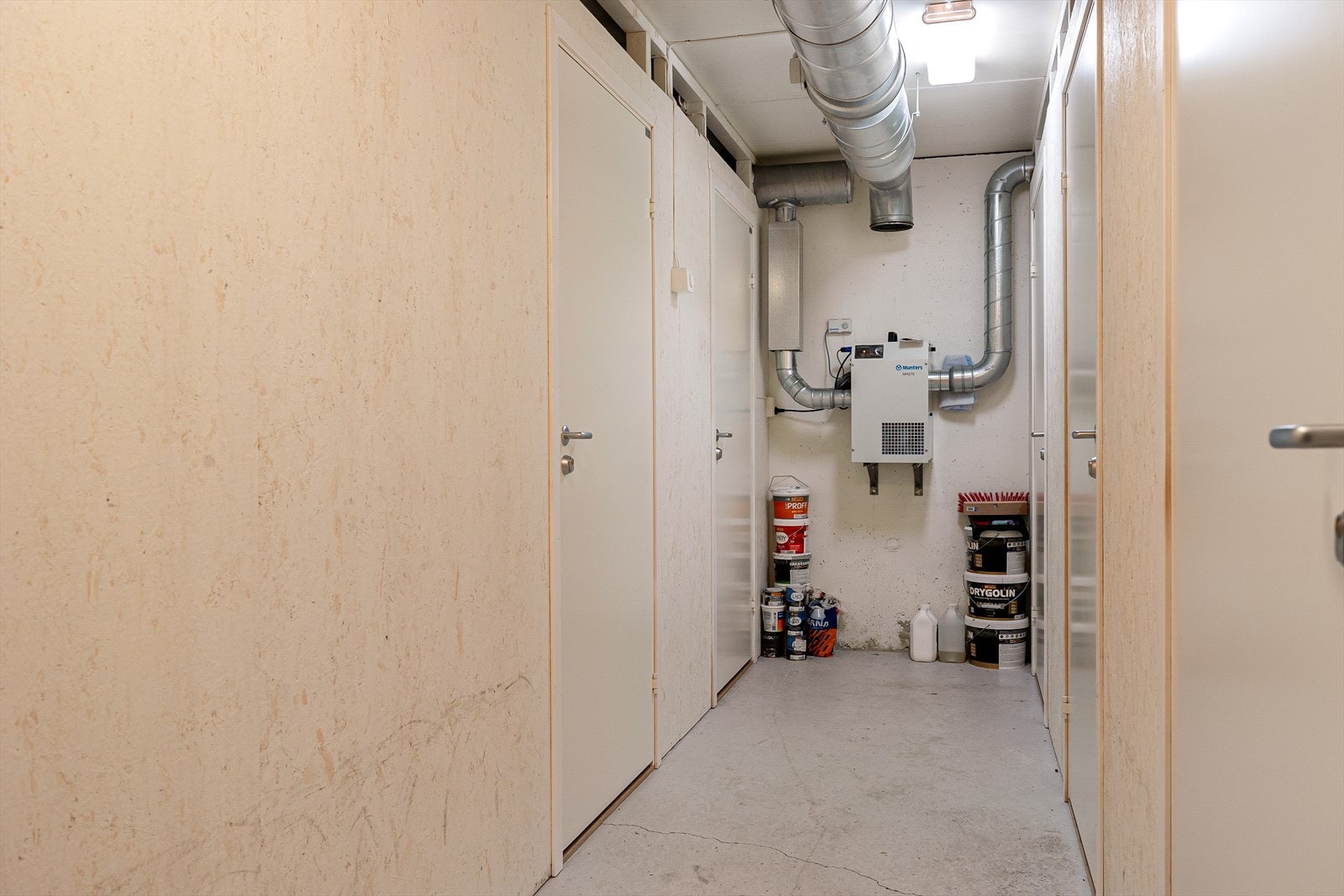 Det medfølger en praktisk bod i byggets underetasje. Denne boden gir deg god plass til å organisere og rydde bort ting, slik at du kan utnytte boligens øvrige rom på best mulige måte. Galleribilde