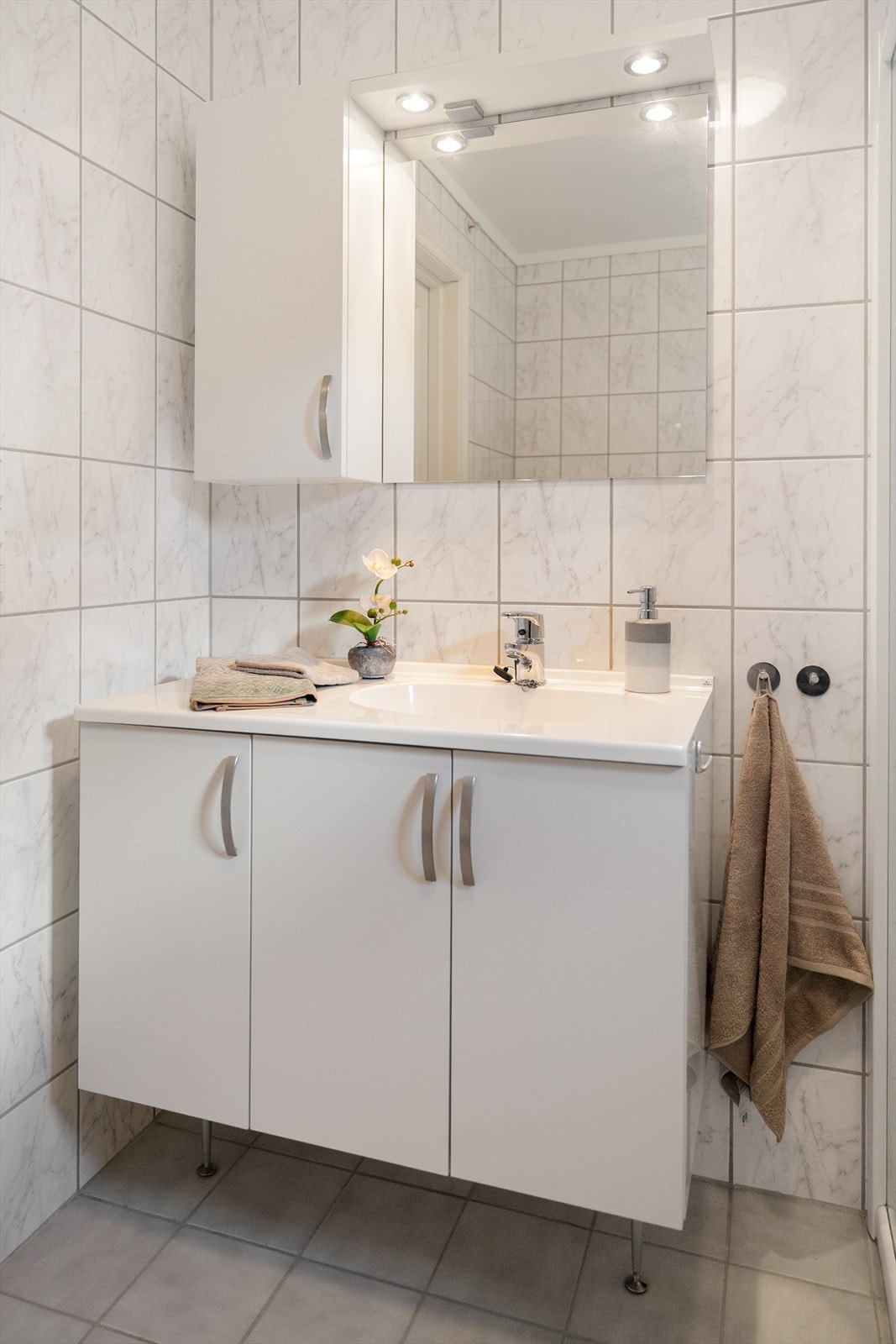 Baderommet har mekanisk avtrekk som sikrer god lufting, samt tilluft under døren for et godt inneklima. Alt i alt er dette et rom med både estetikk og praktiske løsninger, perfekt for en moderne livsstil. Galleribilde