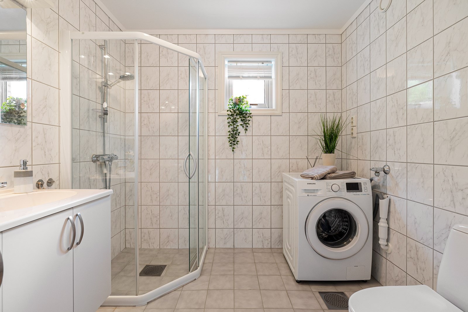 Baderommet har flotte fliser på veggene som gir et rent og moderne utseende, mens taket er malt i en lys, nøytral farge som gir rommet en åpen og luftig følelse. . Gulvet er flislagt, og med elektriske varmekabler. Galleribilde