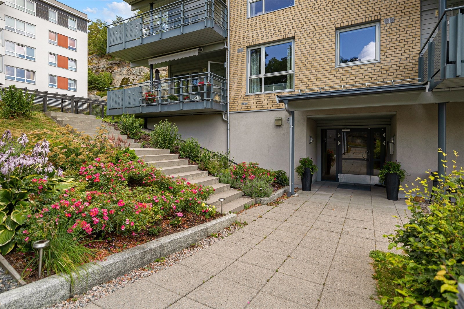 Her møtes du av en meget pent opparbeidet tomt, der det er lagt stor vekt på både estetikk og funksjonalitet. Galleribilde