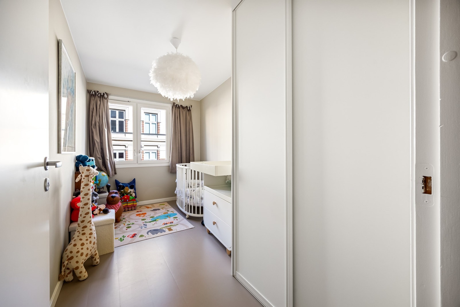Det andre soverommet er også av god størrelse, og egner seg perfekt som barnerom eller gjesterom. Galleribilde