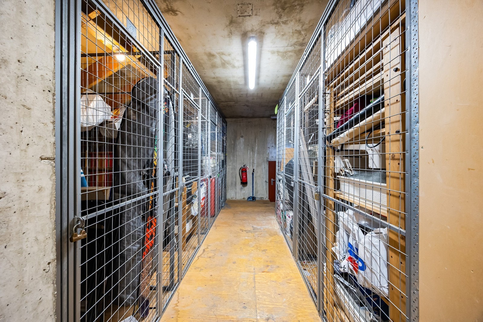 Praktisk loftsbod med gode oppbevaringsmuligheter. Galleribilde