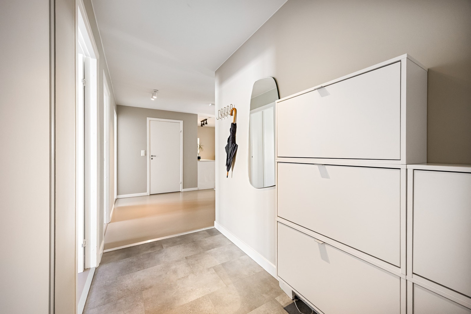 Innbydende og romslig entré i tilknytning til alle rom i leiligheten. Galleribilde