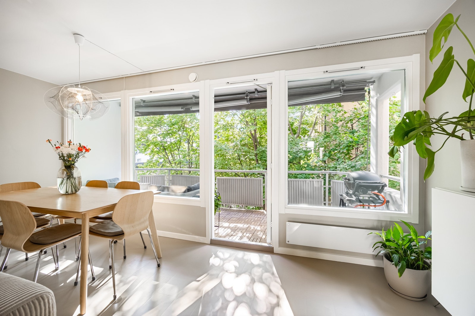 Store vinduer gir oppholdsrommet mye naturlig lys. Galleribilde