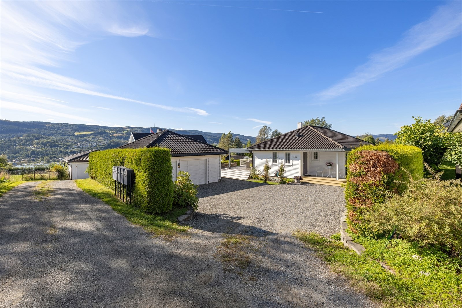 Eiendommen gir et godt førsteinntrykk med Mjøsutsikt, velstelt hage og romslig, gruset gårdsplass. Galleribilde