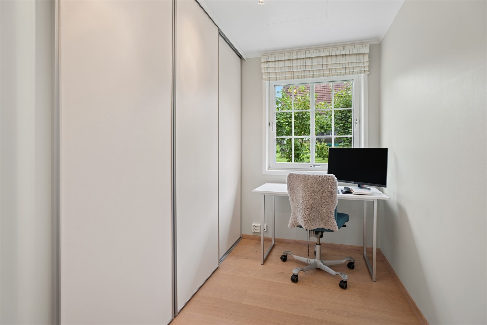 Det ene soverommet er i dag innredet som kontor og har skyvedørsgarderobe for oppbevaring. Galleribilde