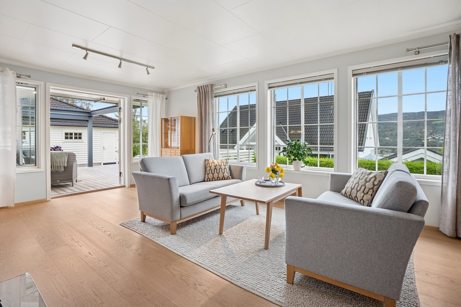 I første etasje finner du boligens naturlige samlingspunkt, en stor og lys stue. Galleribilde