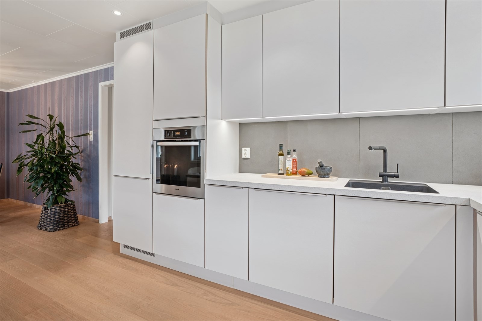 Det er benkebelysning under overskapene som gir gode arbeidsforhold. Galleribilde