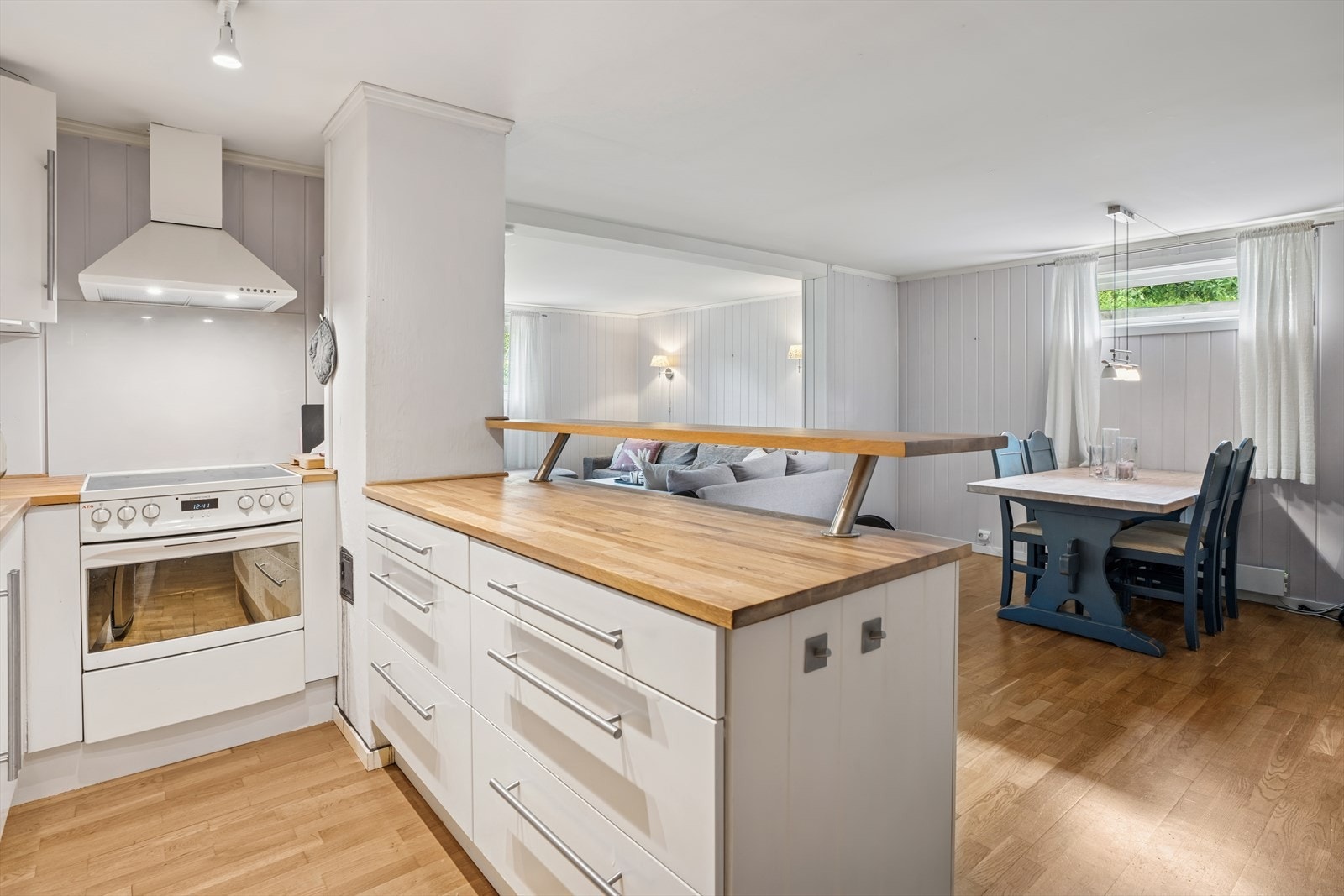 Leiligheten har en delvis åpen stue- og kjøkkenløsning som skaper en luftig og sosial atmosfære. Galleribilde