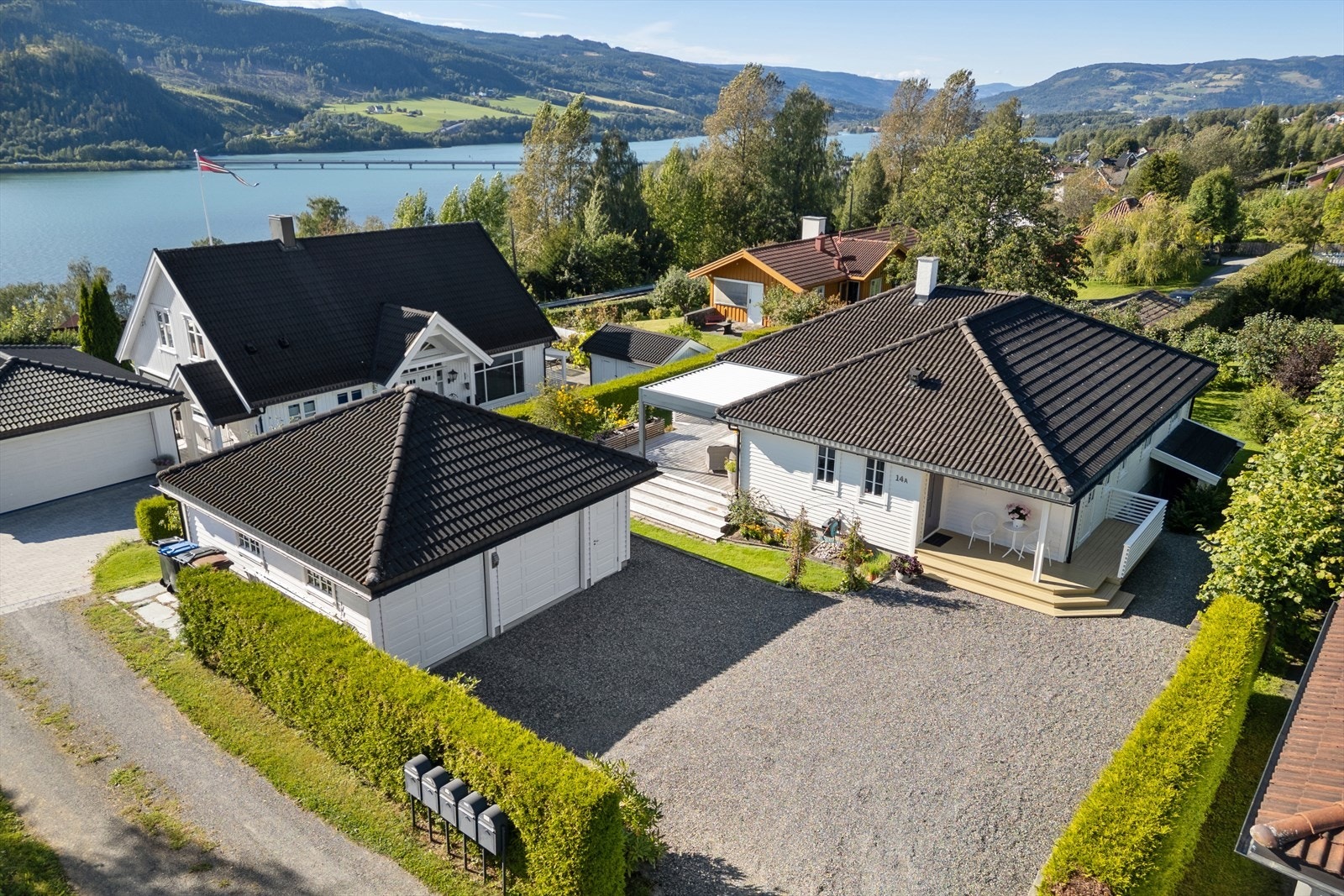 Her bor du med gangavstand til sentrum, skysstasjonen og Strandtorget, og det er kort vei til badeplasser og flotte turområder langs Strandpromenaden og Mjøsa. Galleribilde