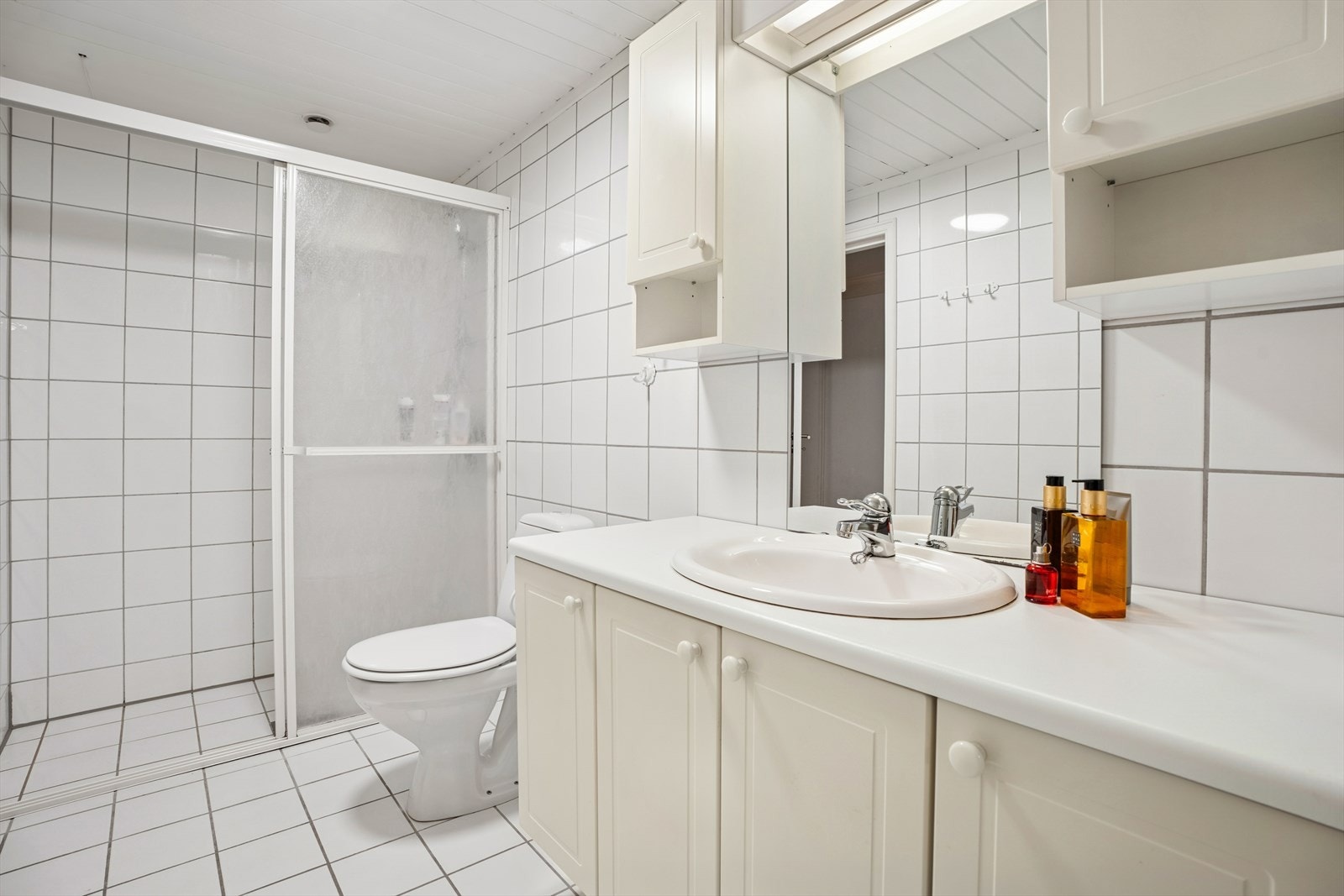 Badet i kjelleretasjen er fra før 1997 og det må påregnes oppussing. Det har flislagte overflater med varmekabler i gulvet. Galleribilde