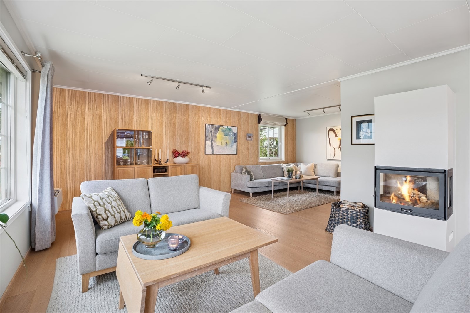 Den moderne peisen skaper en lun og innbydende atmosfære. Galleribilde