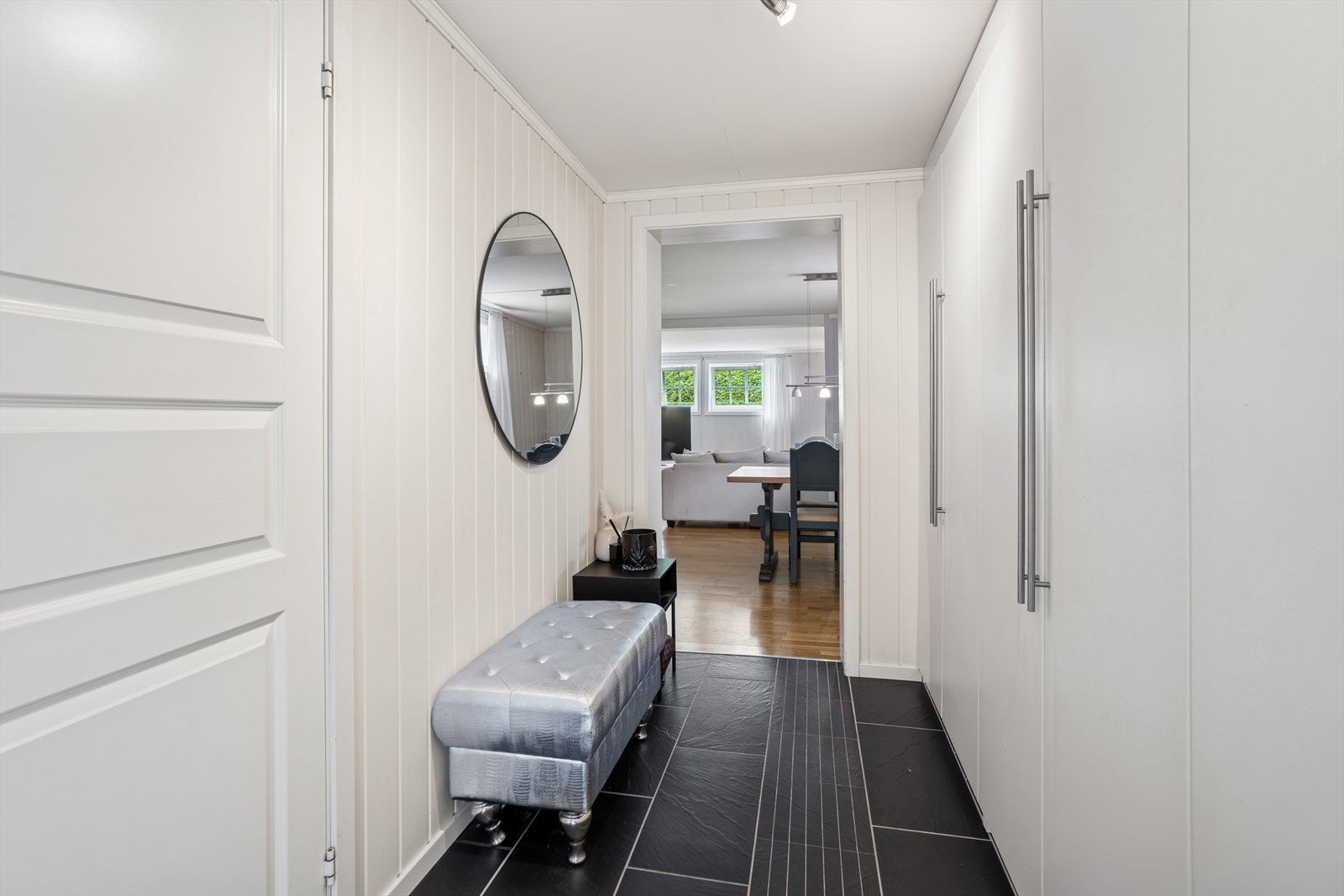 Boligen inkluderer en godkjent sekundærleilighet med egen inngang, som gir beboerne privatliv og enkel adkomst. Galleribilde