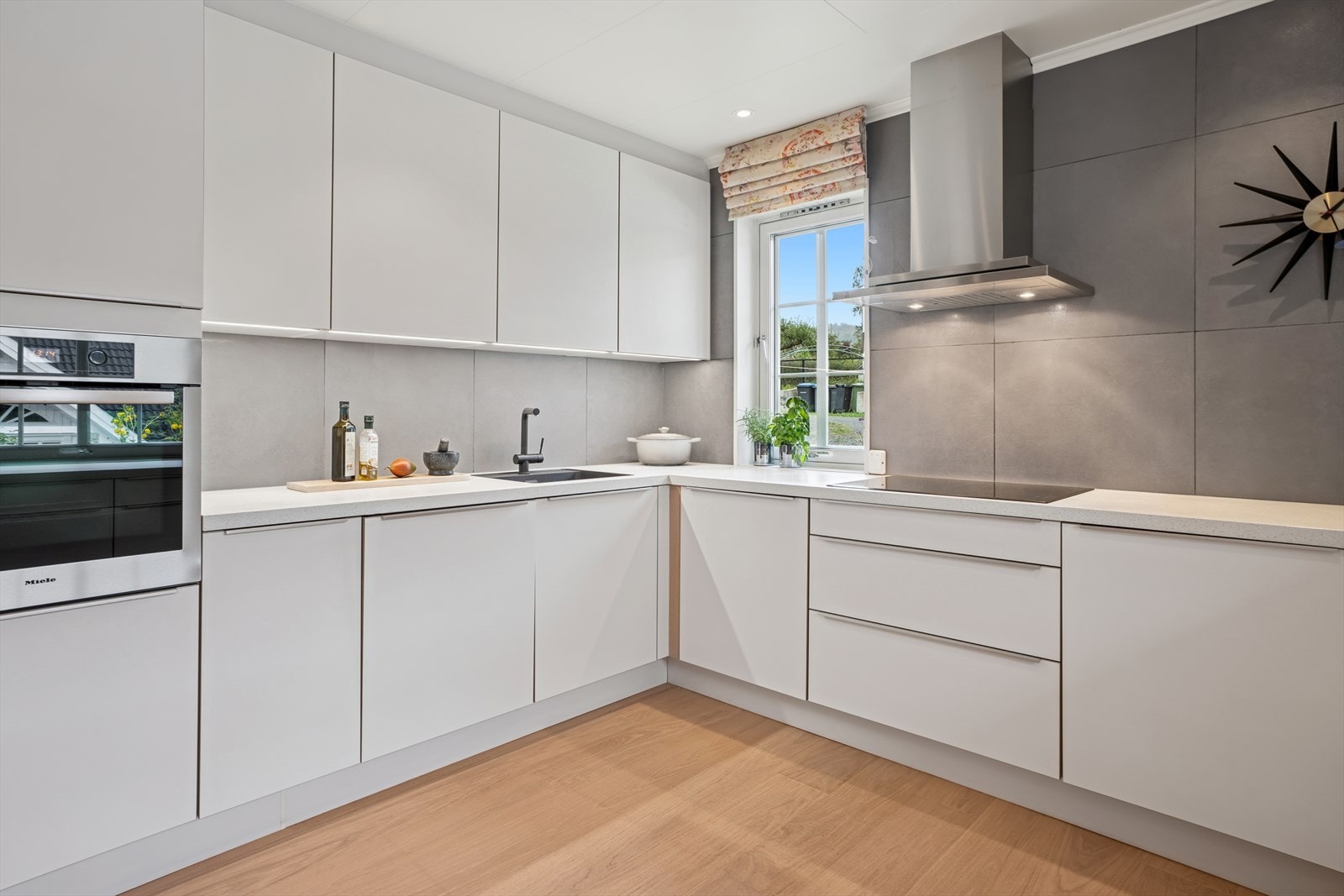 Kjøkkenet er utstyrt med alt du trenger for en effektiv og hyggelig matlagingsopplevelse, med integrert komfyr, koketopp, oppvaskmaskin og kombiskap med kjøl/frys. Galleribilde