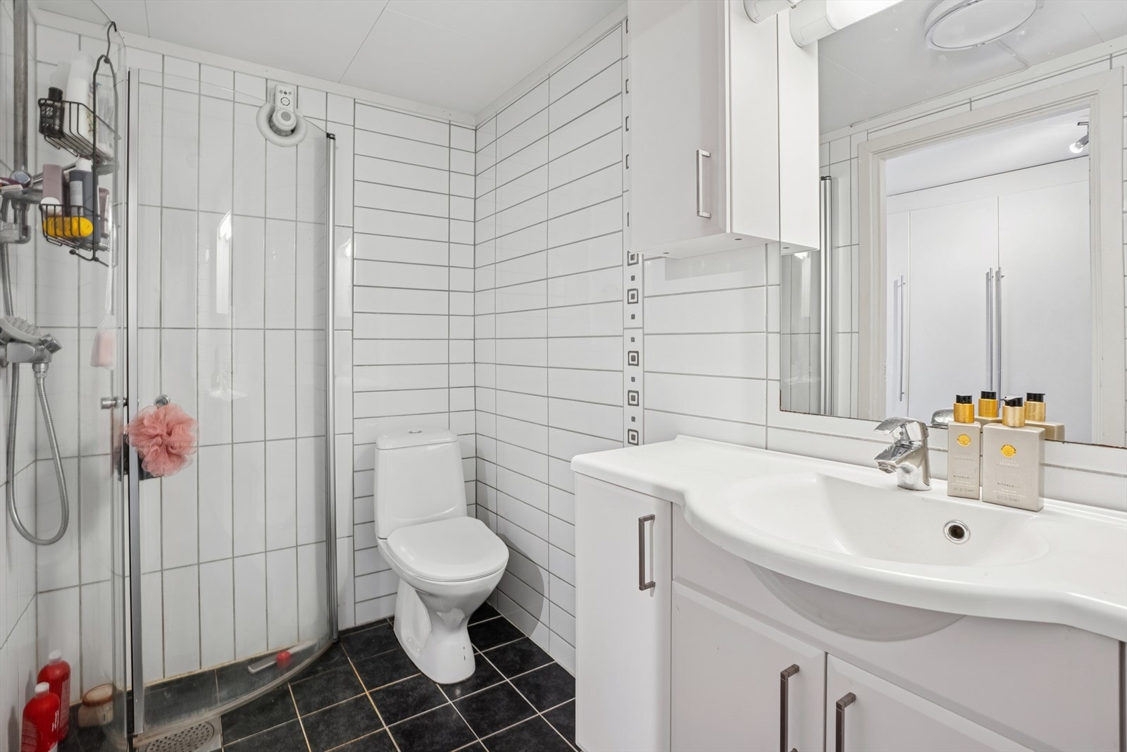 Badet i utleiedelen har flislagte vegger og gulv, med varmekabler i gulvet. Galleribilde