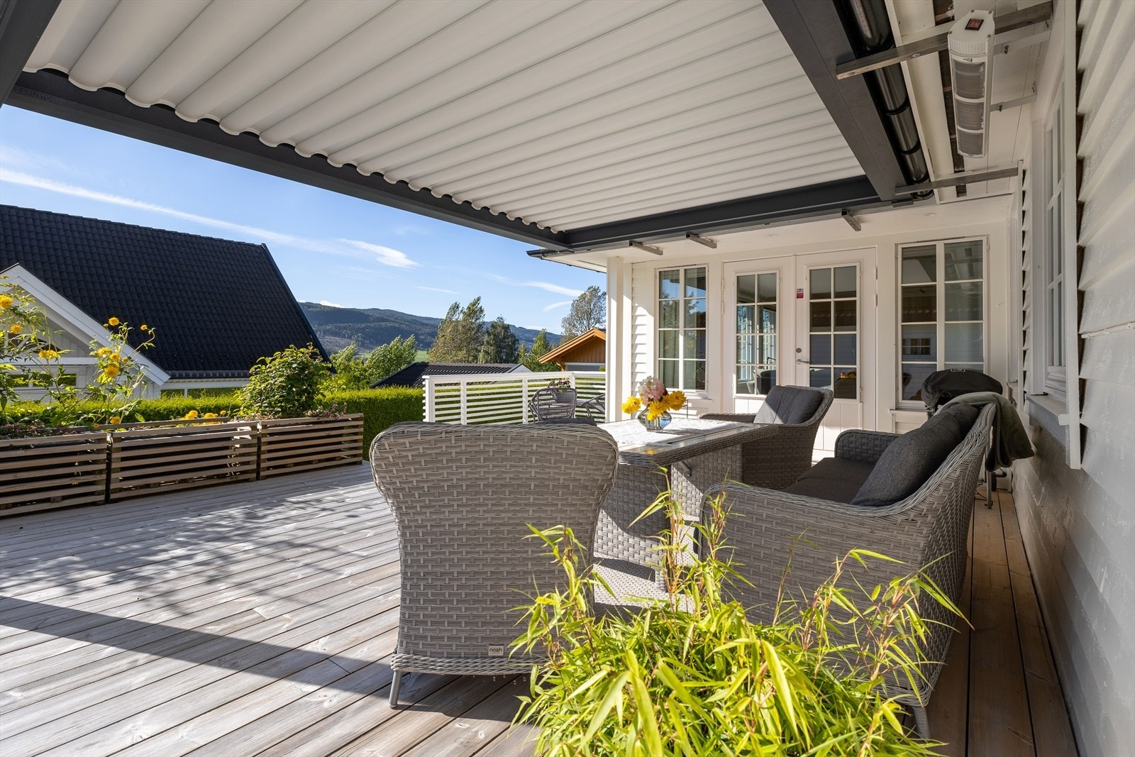 Pergolaen skjermer for solen på de varmeste dagene. Galleribilde