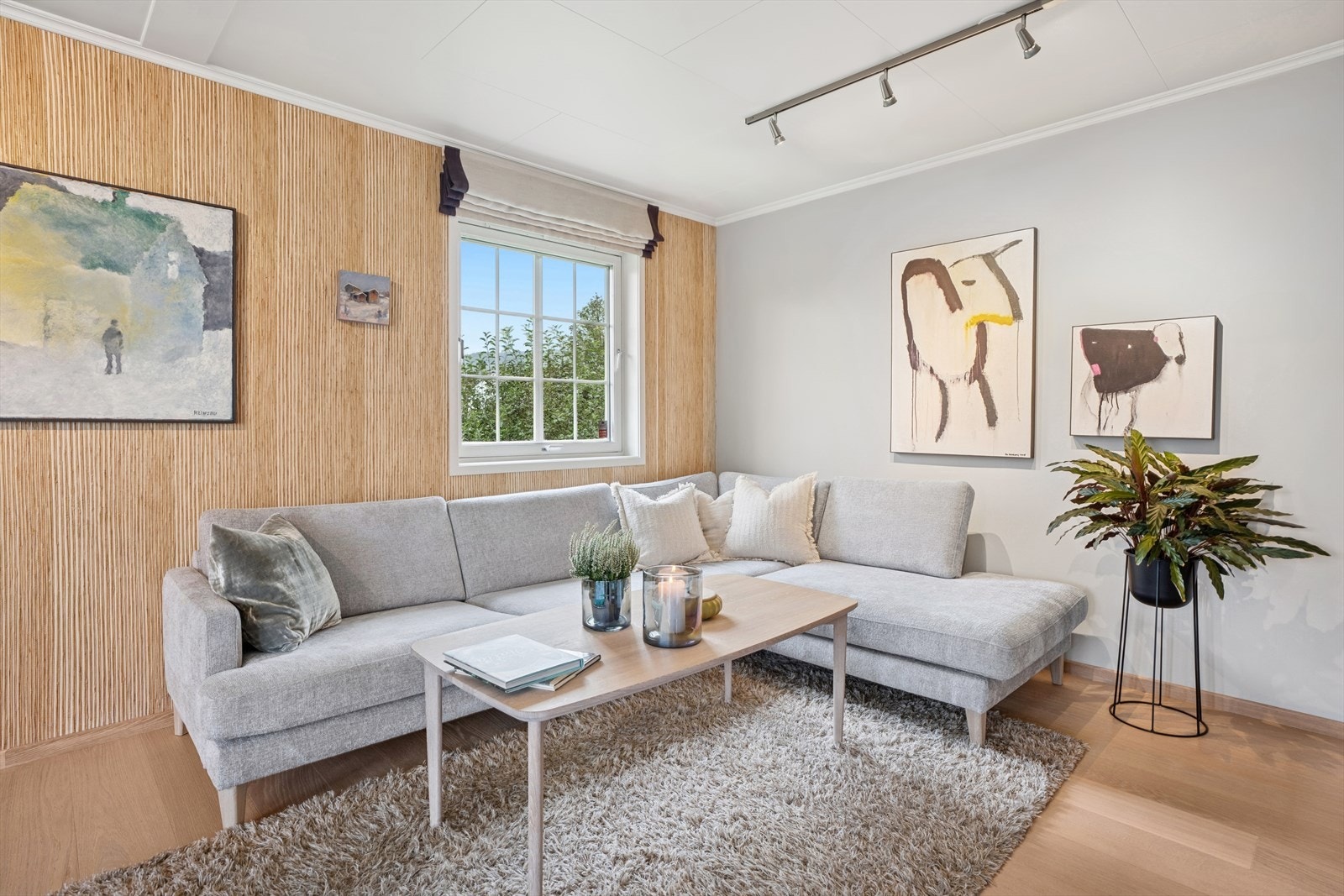 Kontrasten mellom den glatte, malte veggen og den strukturerte treveggen gir rommet dybde og karakter. Galleribilde