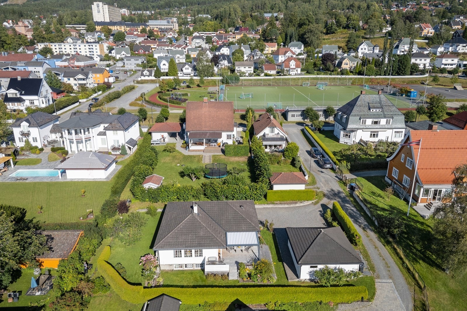 Lillehammer har alt av bymessige fasiliteter og servicetilbud, en mengde butikker, flere kafeer, gode restauranter og et levende uteliv. Galleribilde