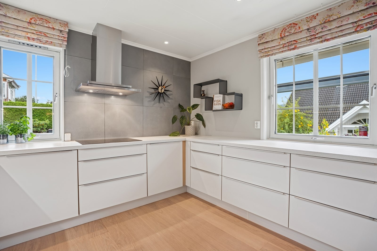 Den ene veggen er pent flislagt, noe som gjør rengjøringen enklere. Galleribilde