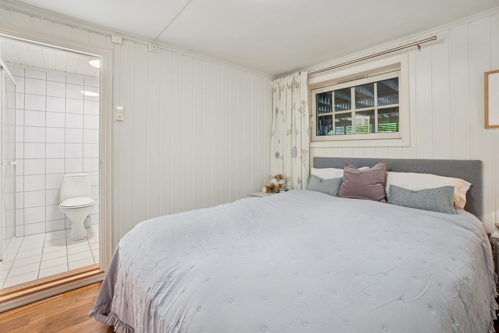 Det er i dag innredet et tredje soverom i kjelleretasjen, men dette rommet er ikke godkjent for varig opphold, se punkt ferdigattest for mer informasjon. Galleribilde