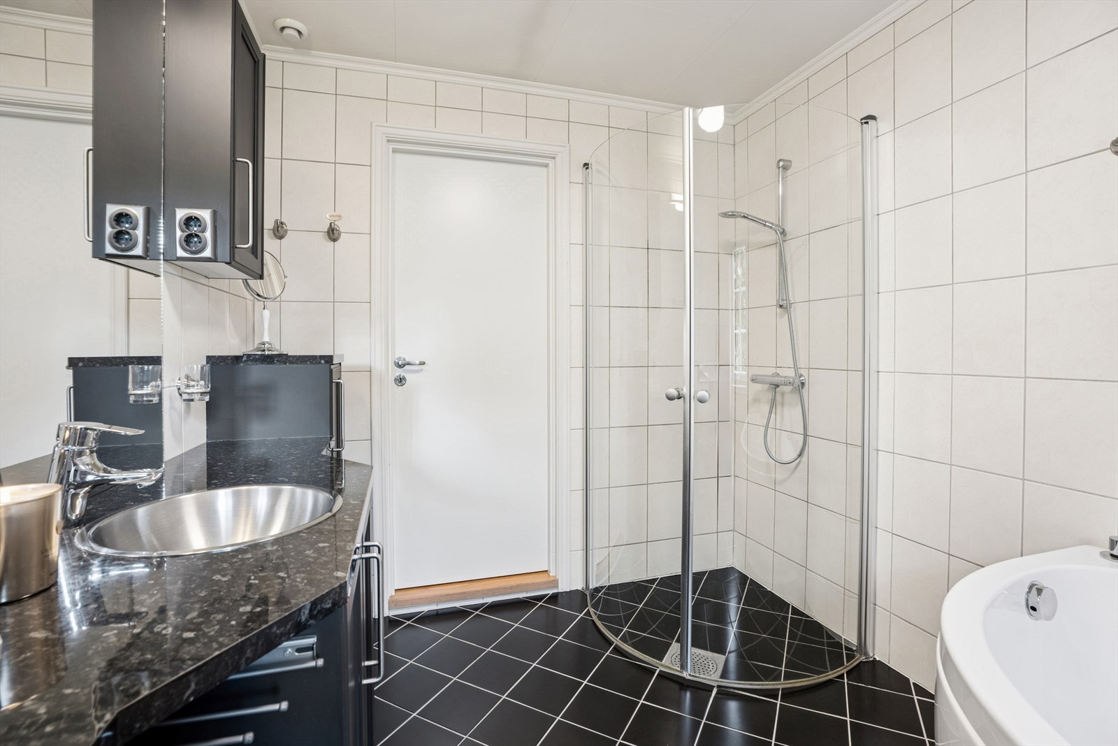 Dusjhjørnet har innfellbare glassdører og veggmontert dusjsett med hånddusj. Galleribilde