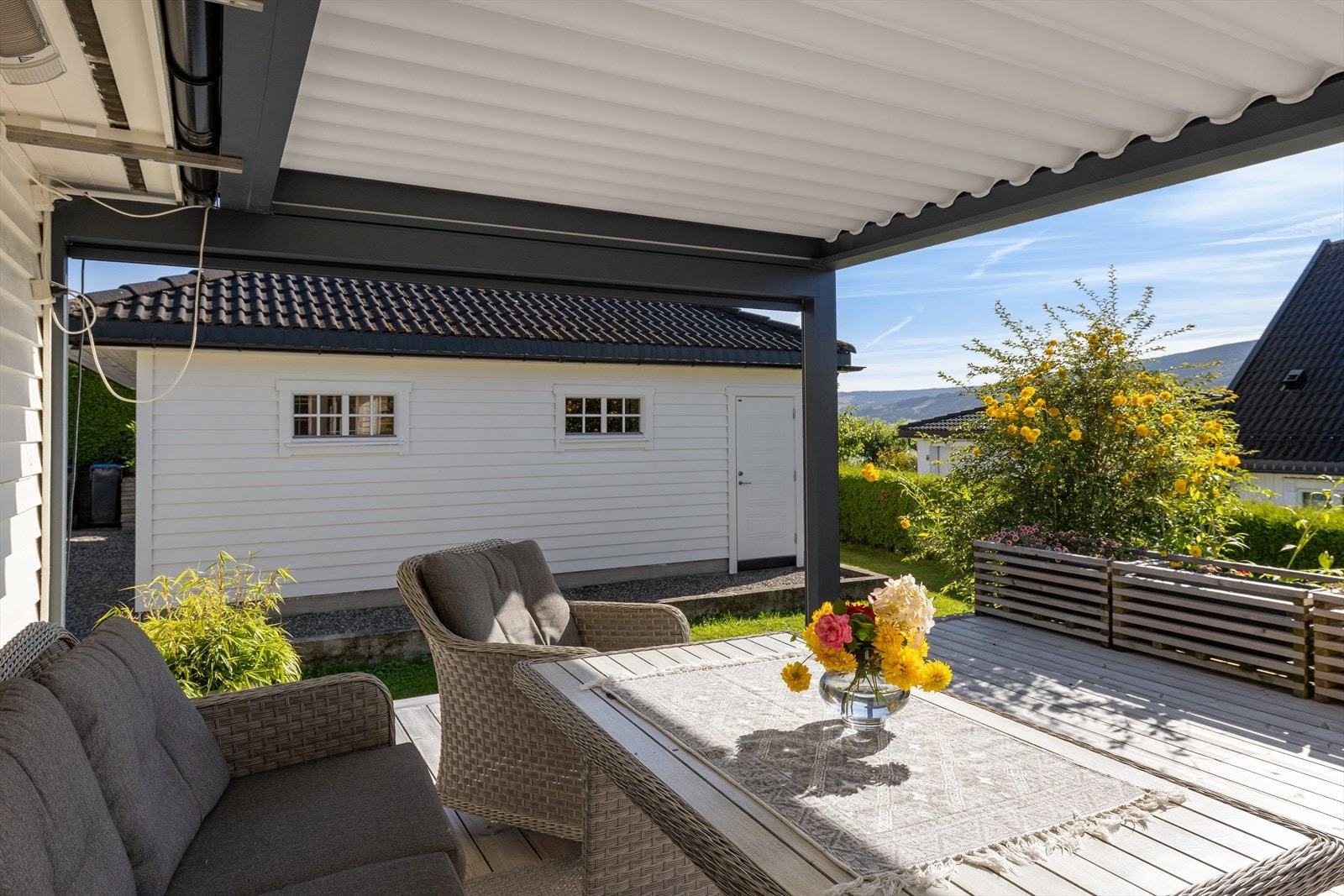 Terrassen er ideell for morgenkaffen eller hyggelige kvelder med venner og familie. Galleribilde